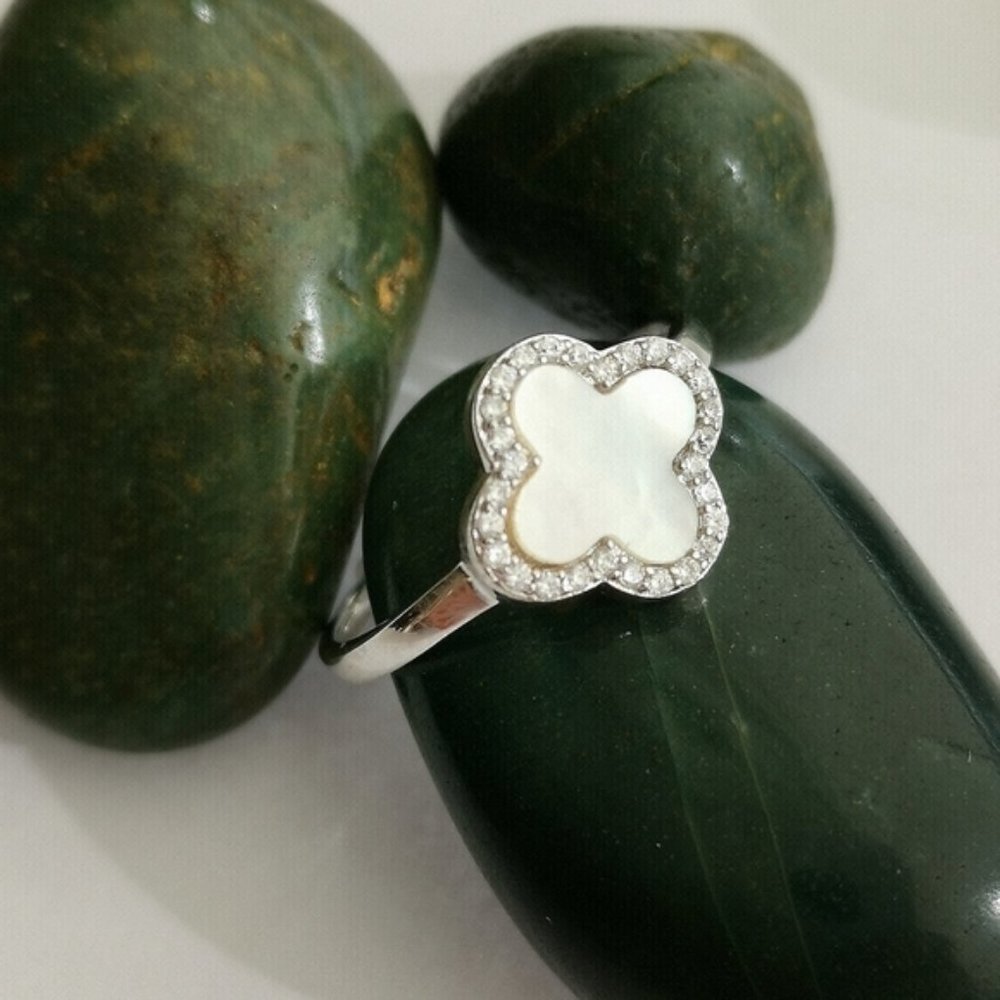 Nwt, Sterling Silver Mother Pearl cz clover ring flower size 7